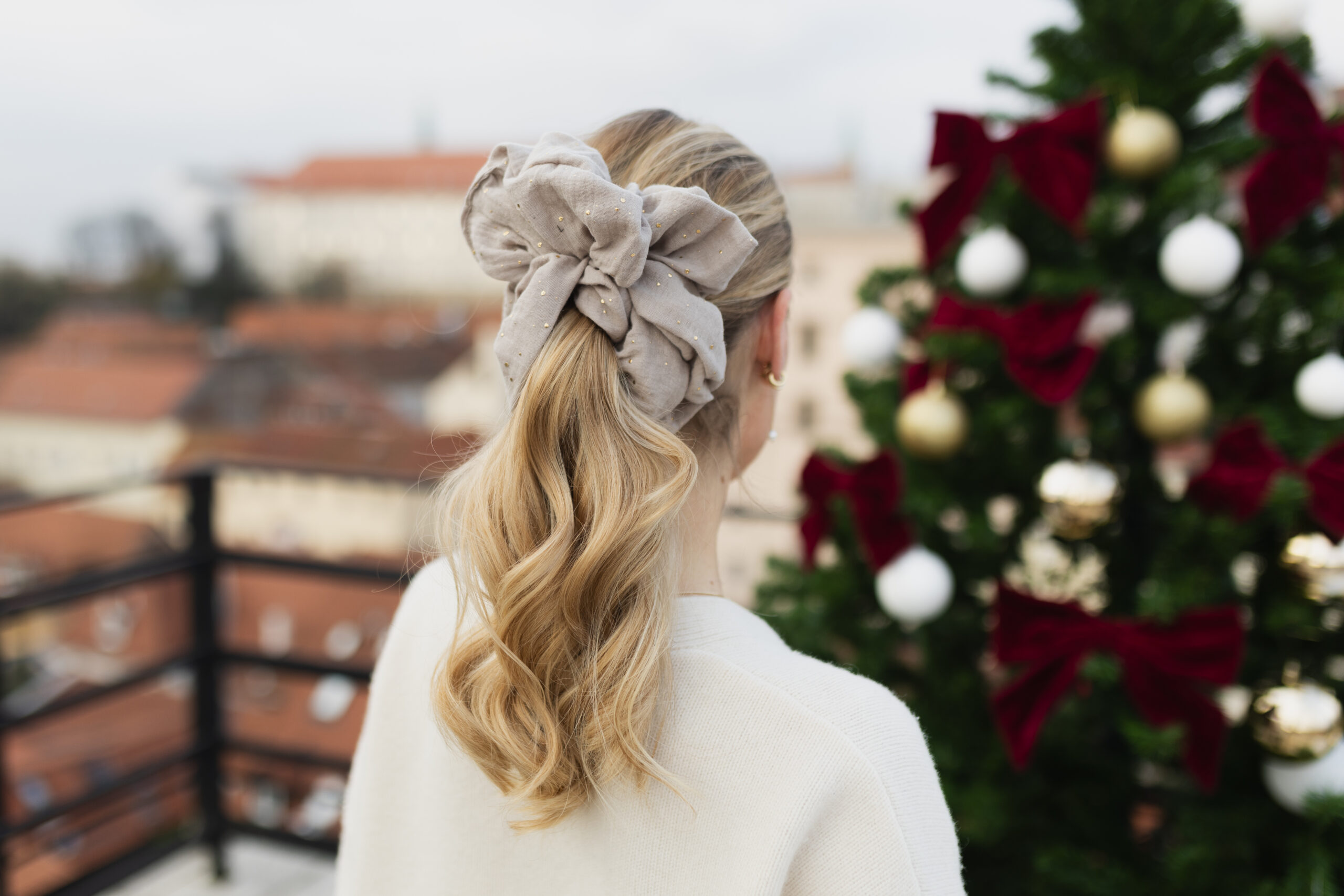 NOVO Latte Oversized gumica za kosu od muslina sa zlatnim točkicama - Slika 2