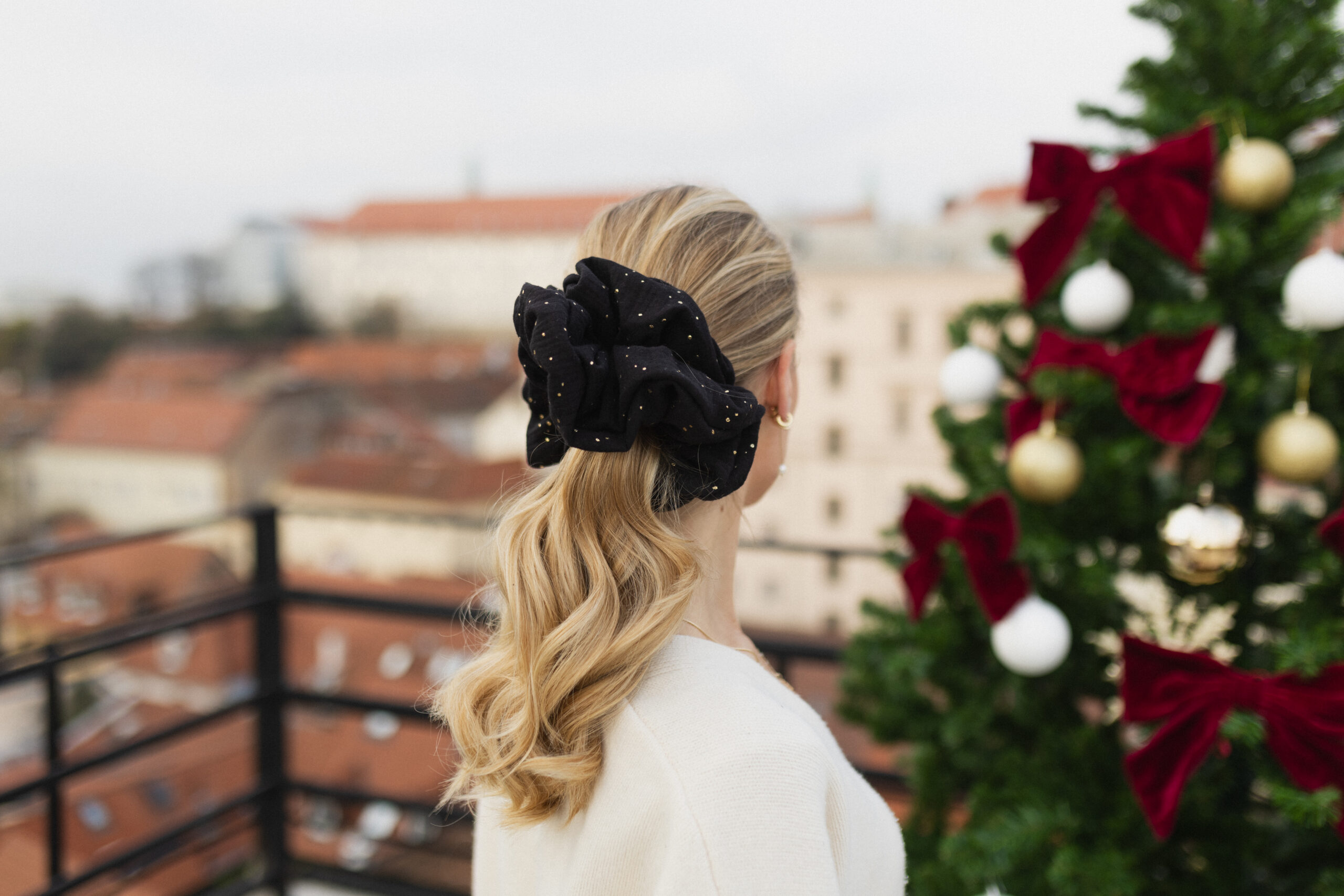 NOVO Black Oversized gumica za kosu od muslina sa zlatnim točkicama