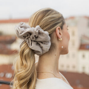 NOVO Latte Oversized gumica za kosu od muslina sa zlatnim točkicama