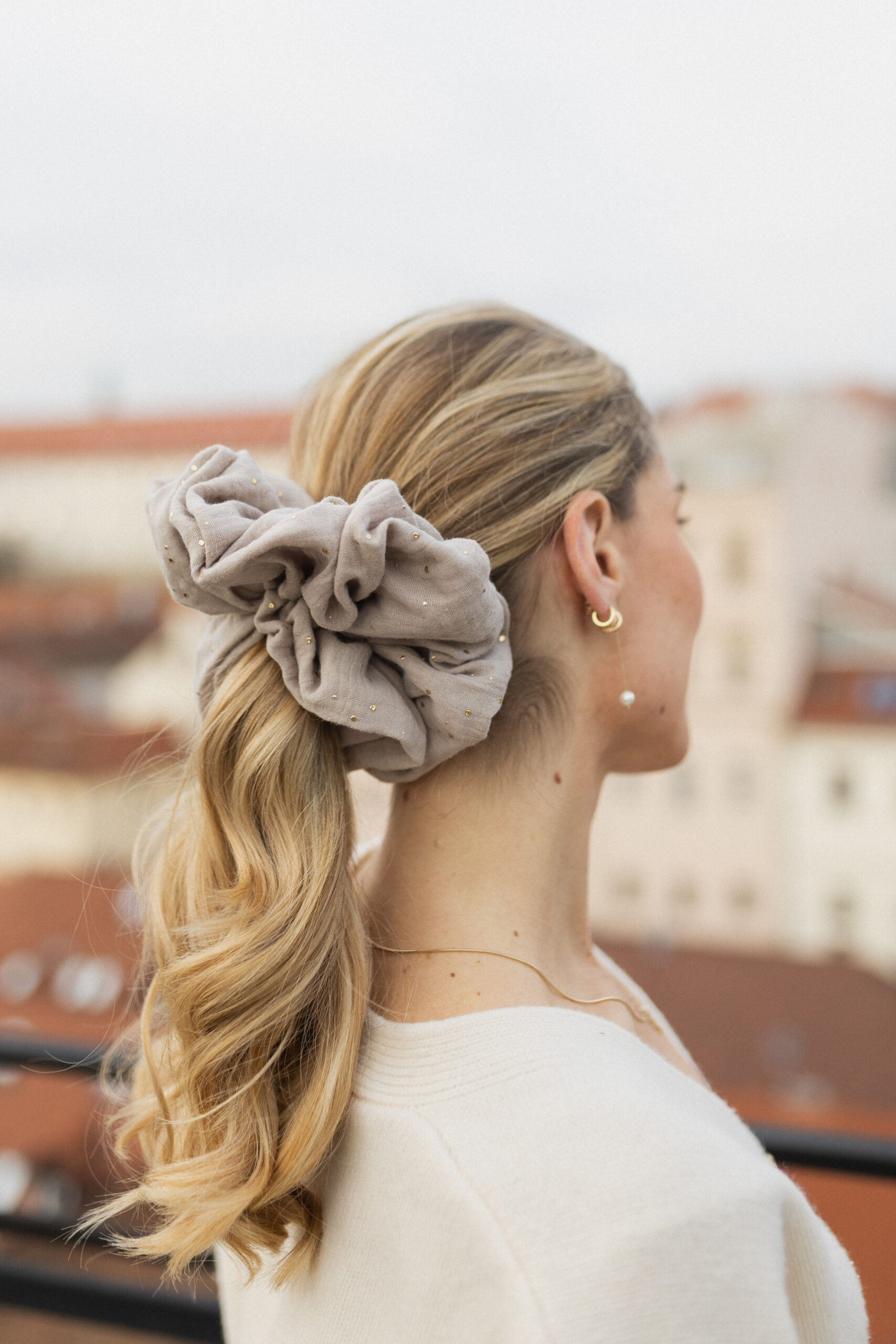 NOVO Latte Oversized gumica za kosu od muslina sa zlatnim točkicama