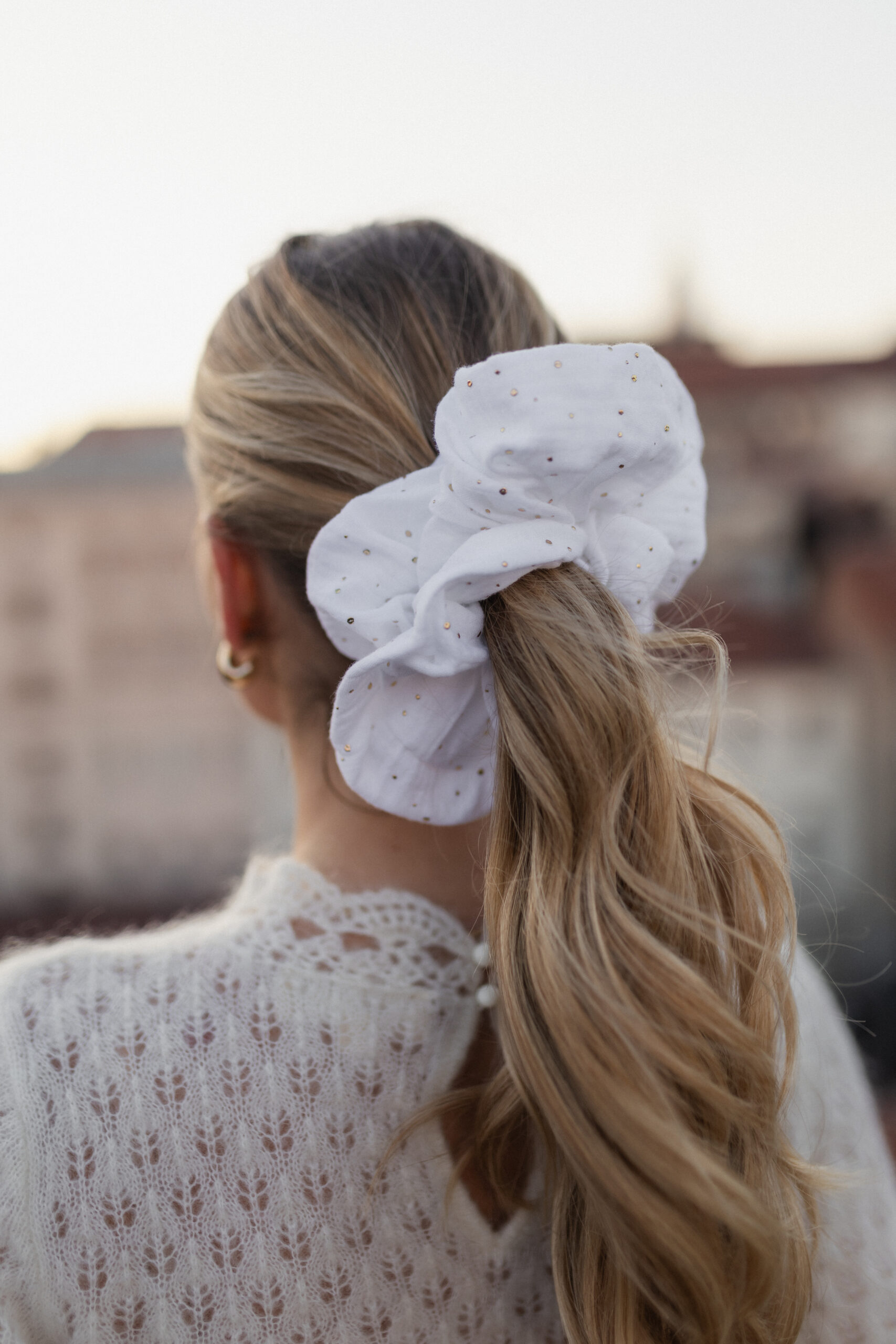 NOVO White Oversized gumica za kosu od muslina sa zlatnim točkicama - Slika 2