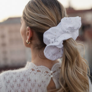 NOVO White Oversized gumica za kosu od muslina sa zlatnim točkicama