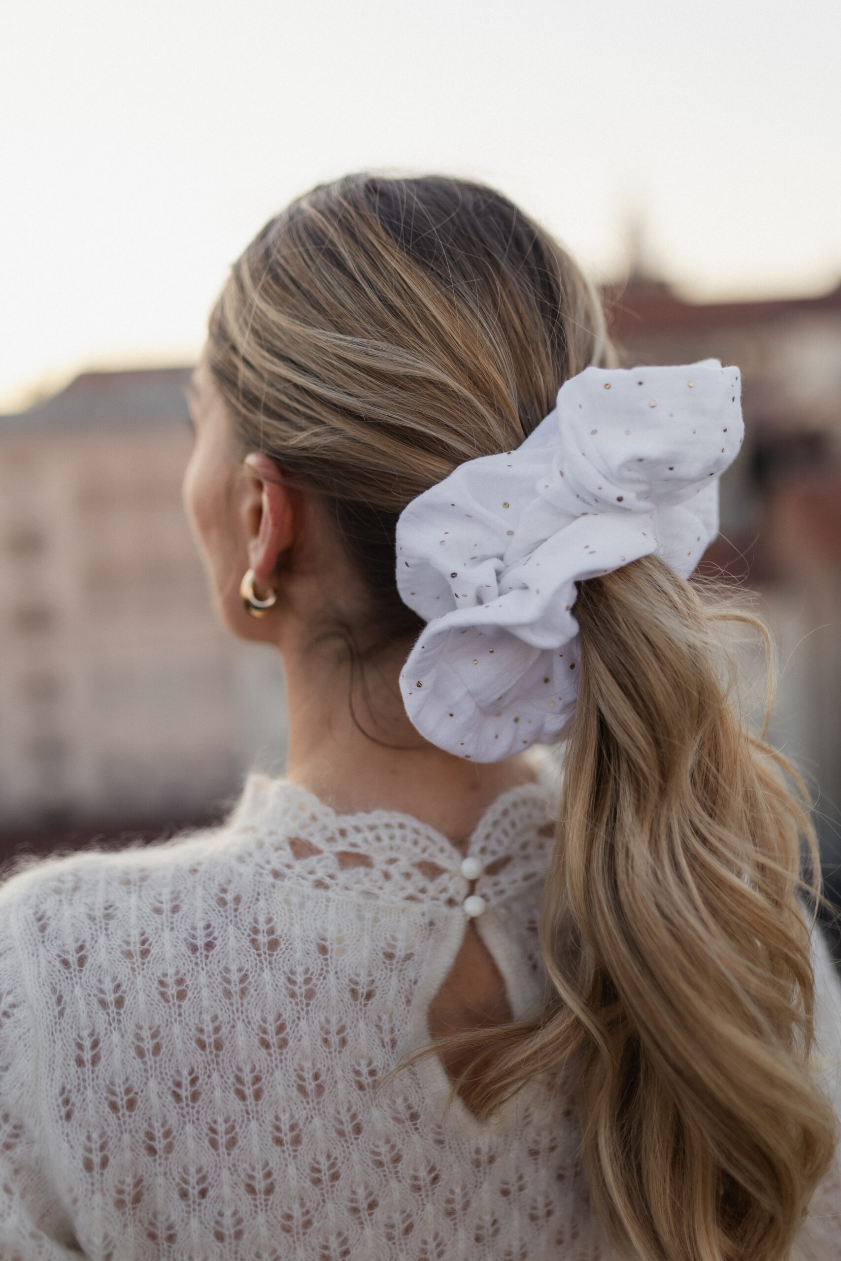 NOVO White Oversized gumica za kosu od muslina sa zlatnim točkicama