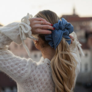 NOVO Blue Jeans Oversized gumica za kosu od muslina sa zlatnim točkicama