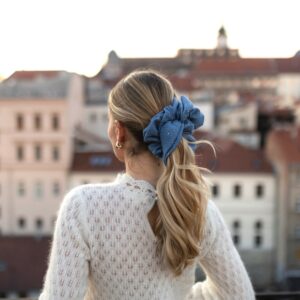 NOVO Blue Jeans Oversized gumica za kosu od muslina sa zlatnim točkicama