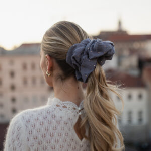 NOVO Grey Oversized gumica za kosu od muslina sa zlatnim točkicama