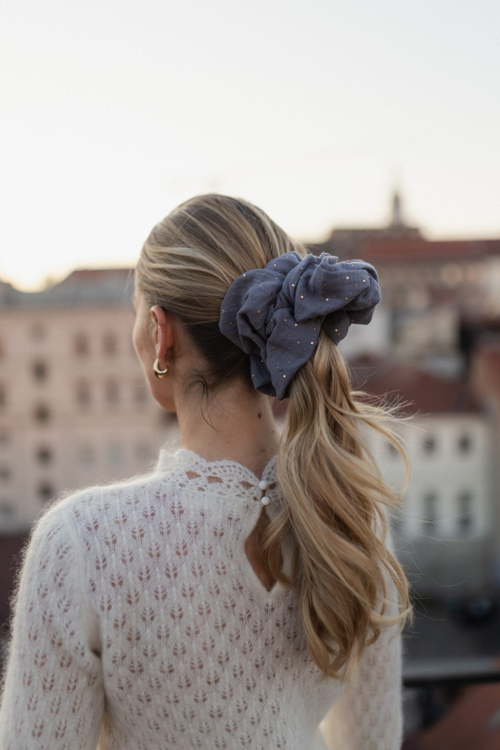 NOVO Grey Oversized gumica za kosu od muslina sa zlatnim točkicama