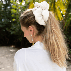 NOVO White Dust Oversized gumica za kosu od muslina
