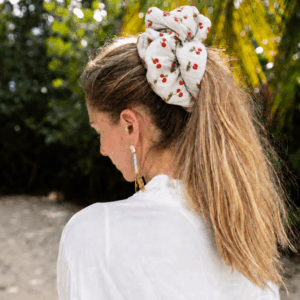 NOVO Cherry Oversized gumica za kosu od muslina